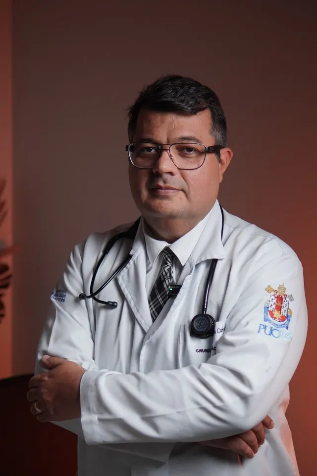 Dr. Flávio Cabral de jaleco branco, cirurgião torácico em Aracaju